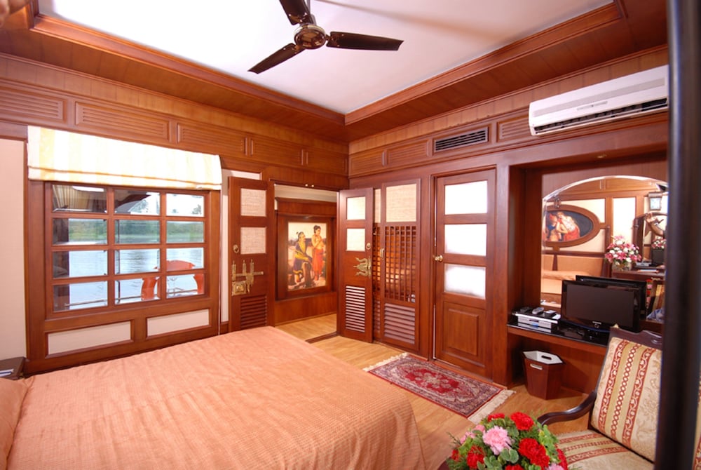 Sterling Lake Palace Alleppey. 21/58