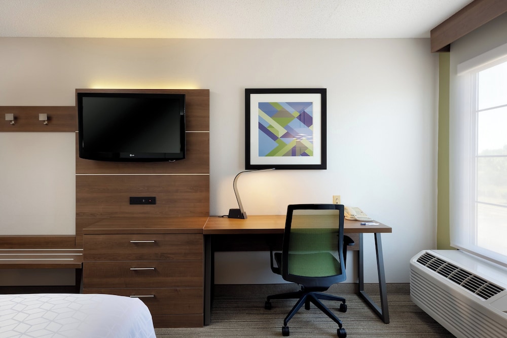 Holiday Inn Express Hotel & Suites Milton East I-10 65/73