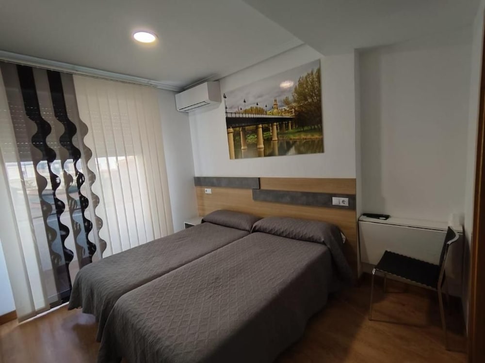 Hostal Rioja Condestable 9/48