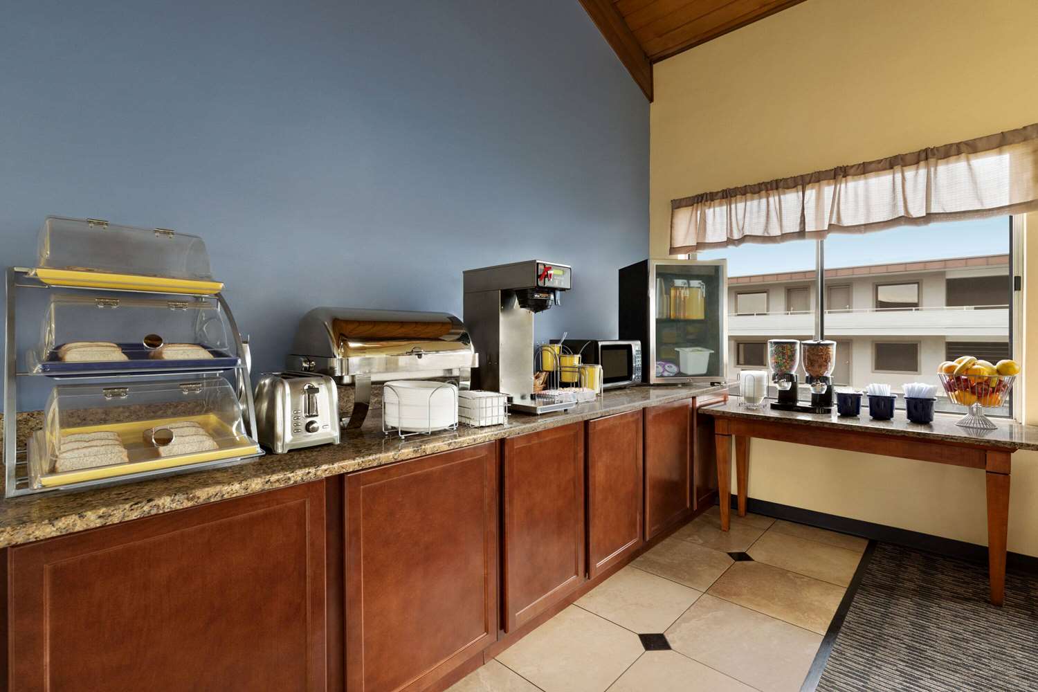 Days Inn by Wyndham Oak Ridge Knoxville 4/16
