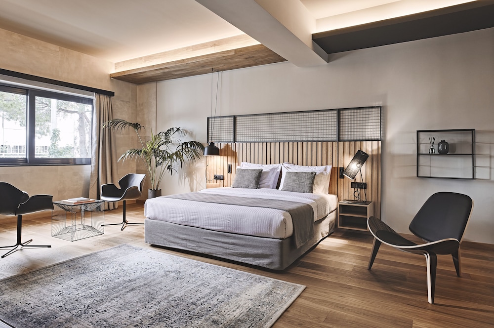 SUPERIOR, STUDIO, SUITE, QUEEN BED