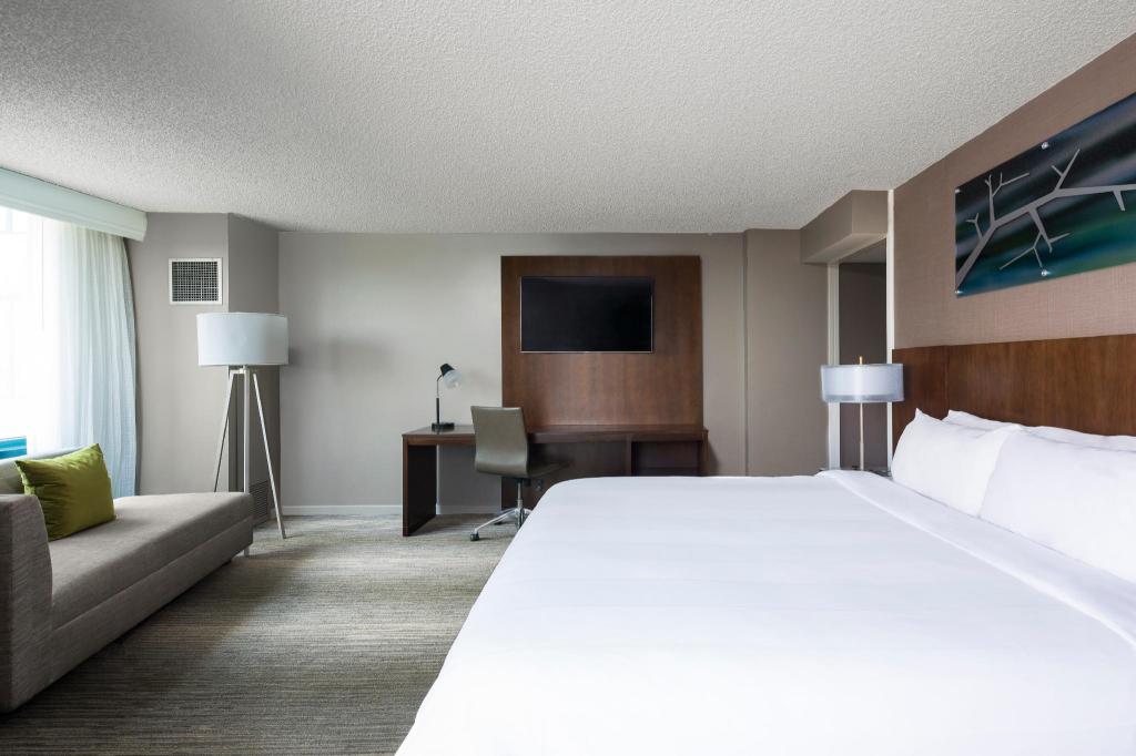 Guest Room, King Bed, Balcony, Large, High Floor, Corner