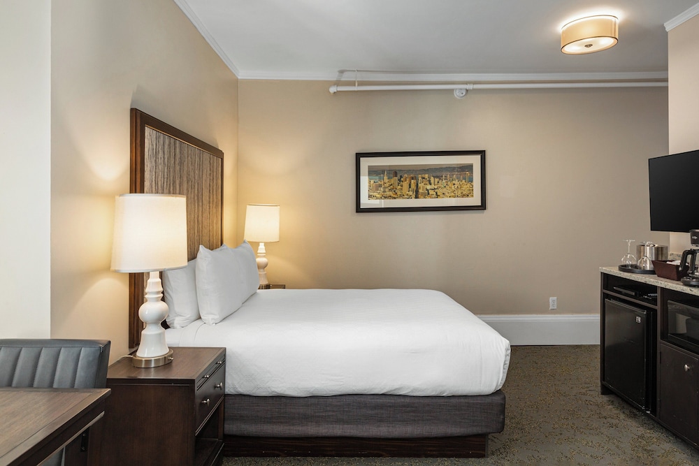 1 BEDROOM, CONDO, STANDARD