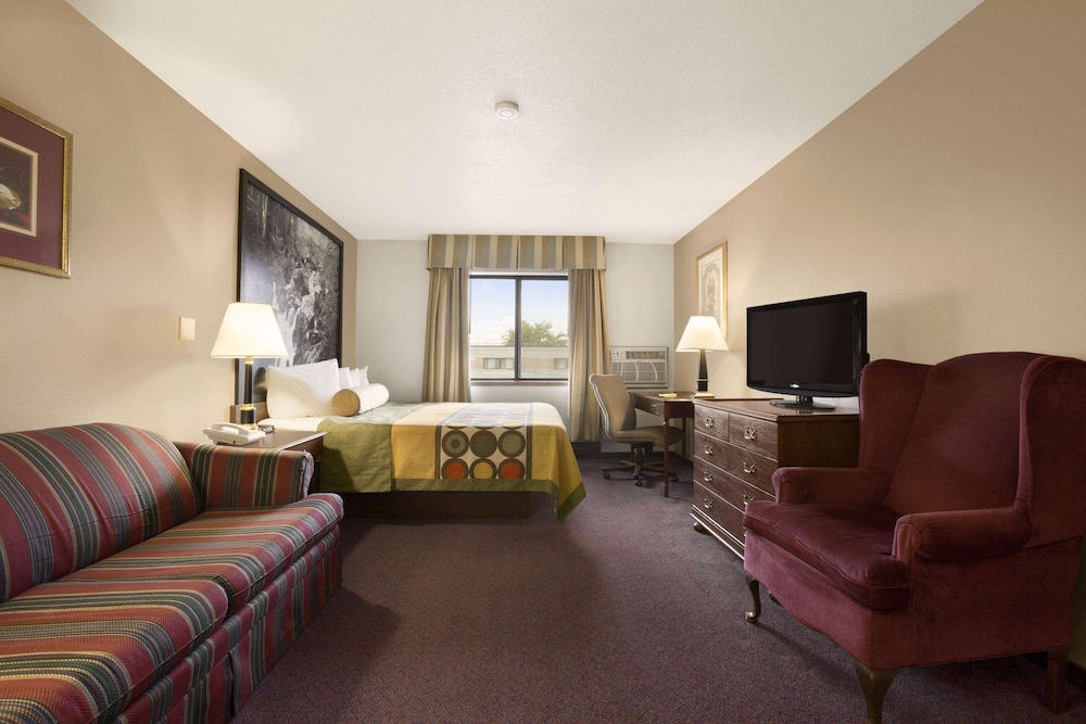 Super 8 By Wyndham Milwaukee Airport 40/57