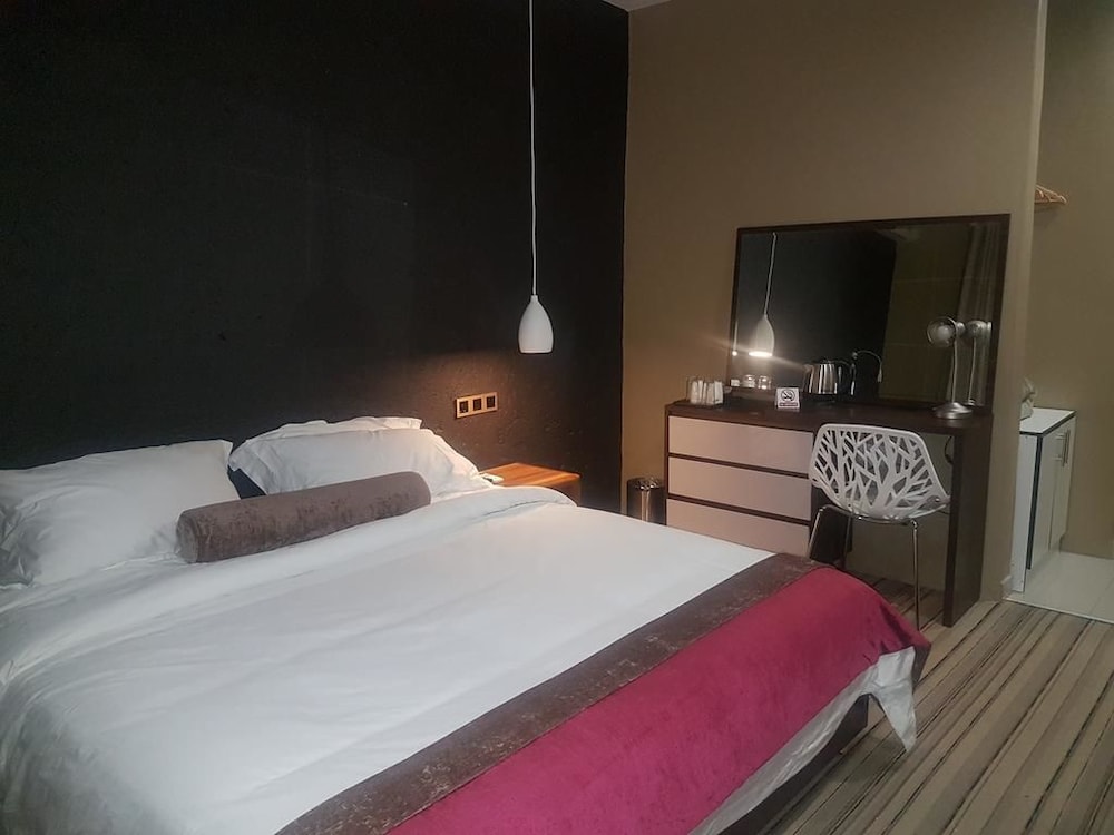 La-Signature Guest House 8/23