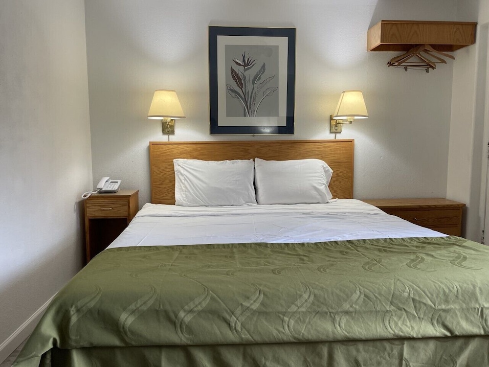 Rodeway Inn and Suites Omak Okanogan 12/30