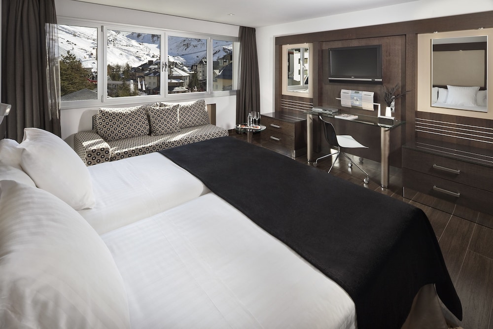The Level, Deluxe, Twin Beds, Mountain View, Sofa