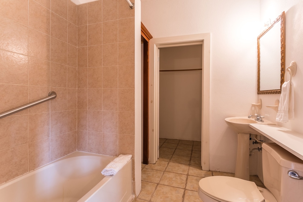 La Vue Boutique Inn 50/50