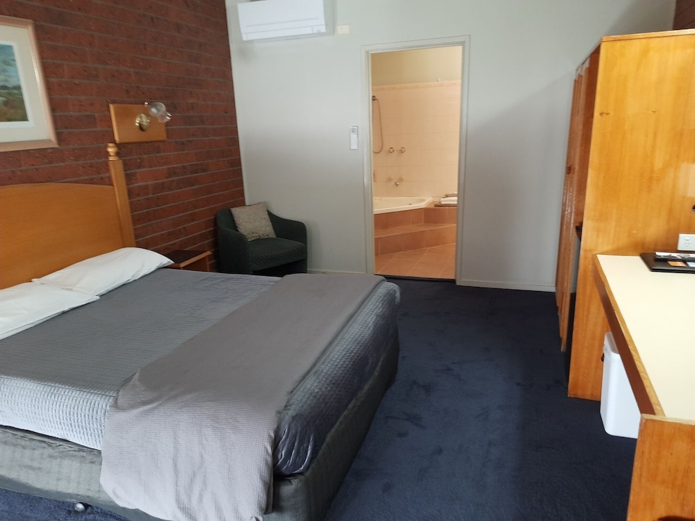 THE ABBOTSWOOD MOTOR INN 7/36