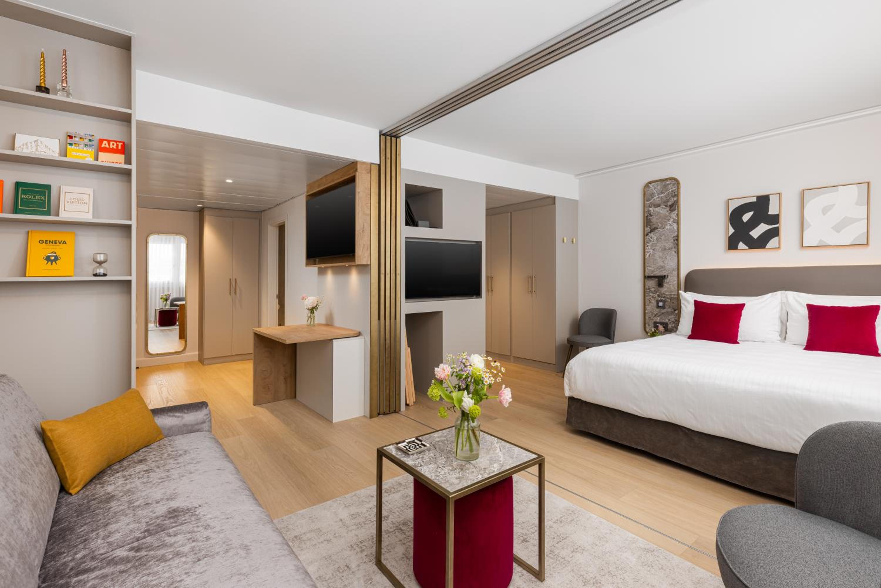 غرفة إليت بسرير كينج بغرفة نوم واحدة مع أريكة، Royal Manotel 2/2