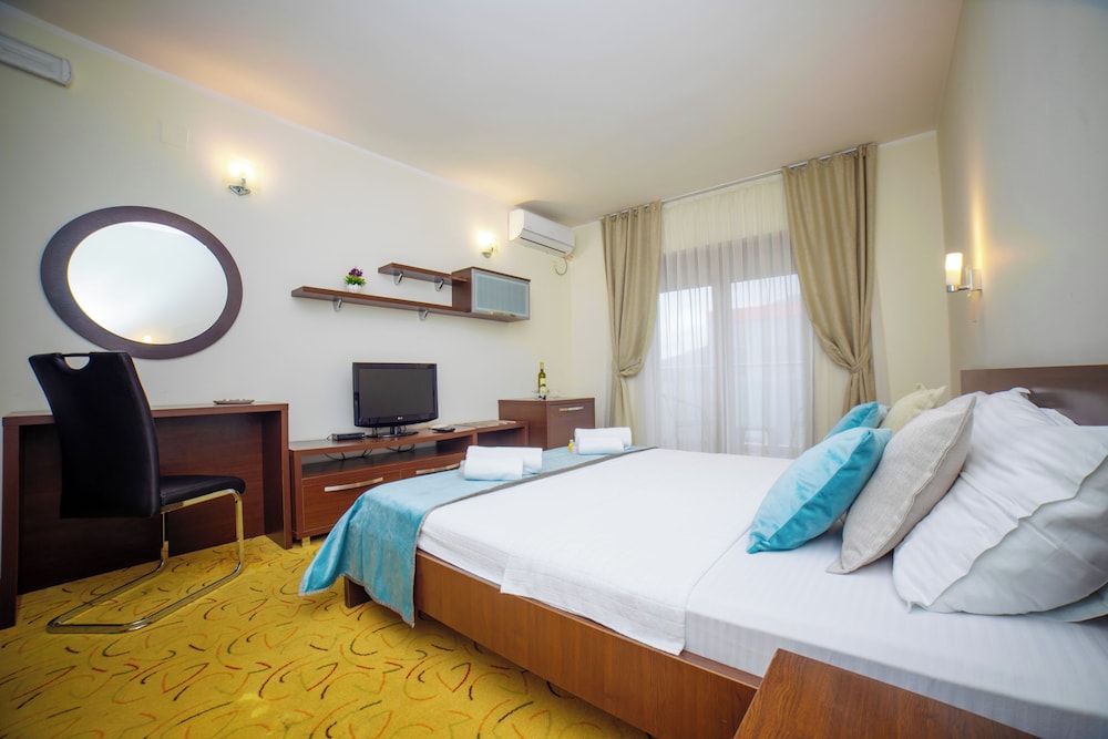 Standard, Queen Bed