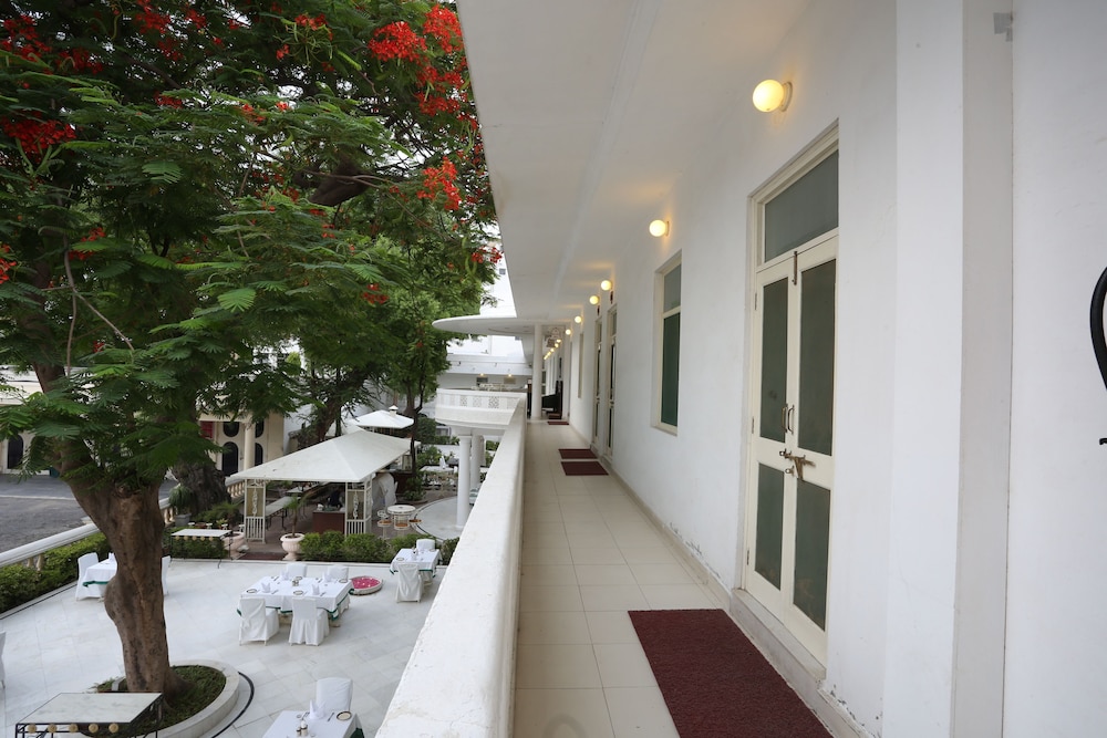 GARDEN HOTEL 7/48