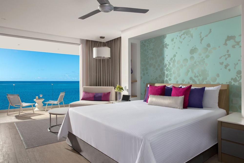 Xcelerate, Junior Suite, King Bed, Ocean Front