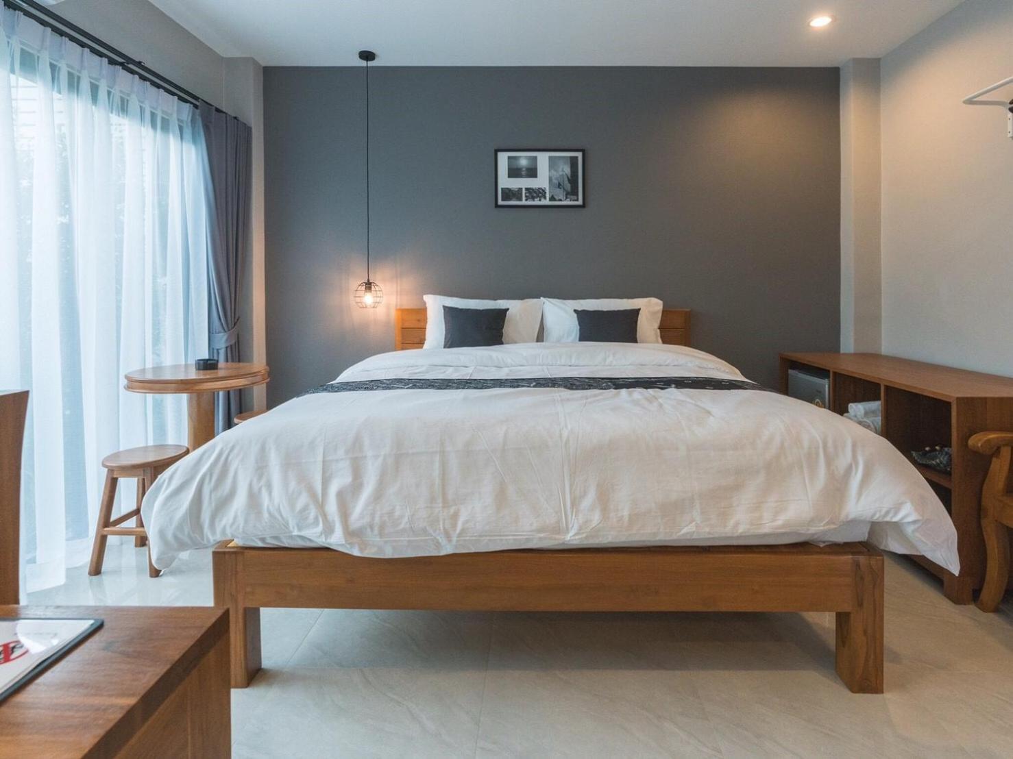 Deluxe, King Bed, Pool Access