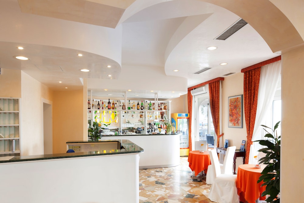 Karinzia Hotel 3/76