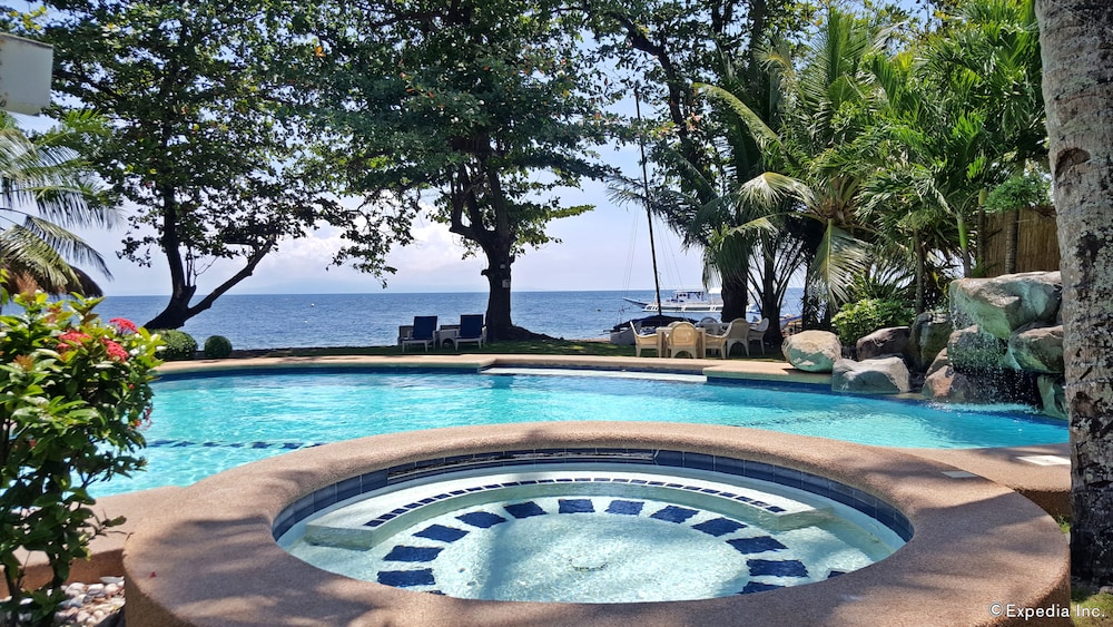 Mikes Dauin Beach Resort 10/70