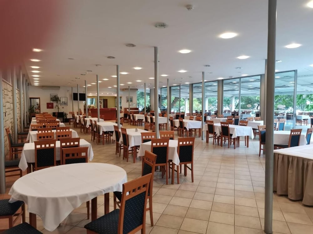 BRZET HOTEL OMIS 24/50