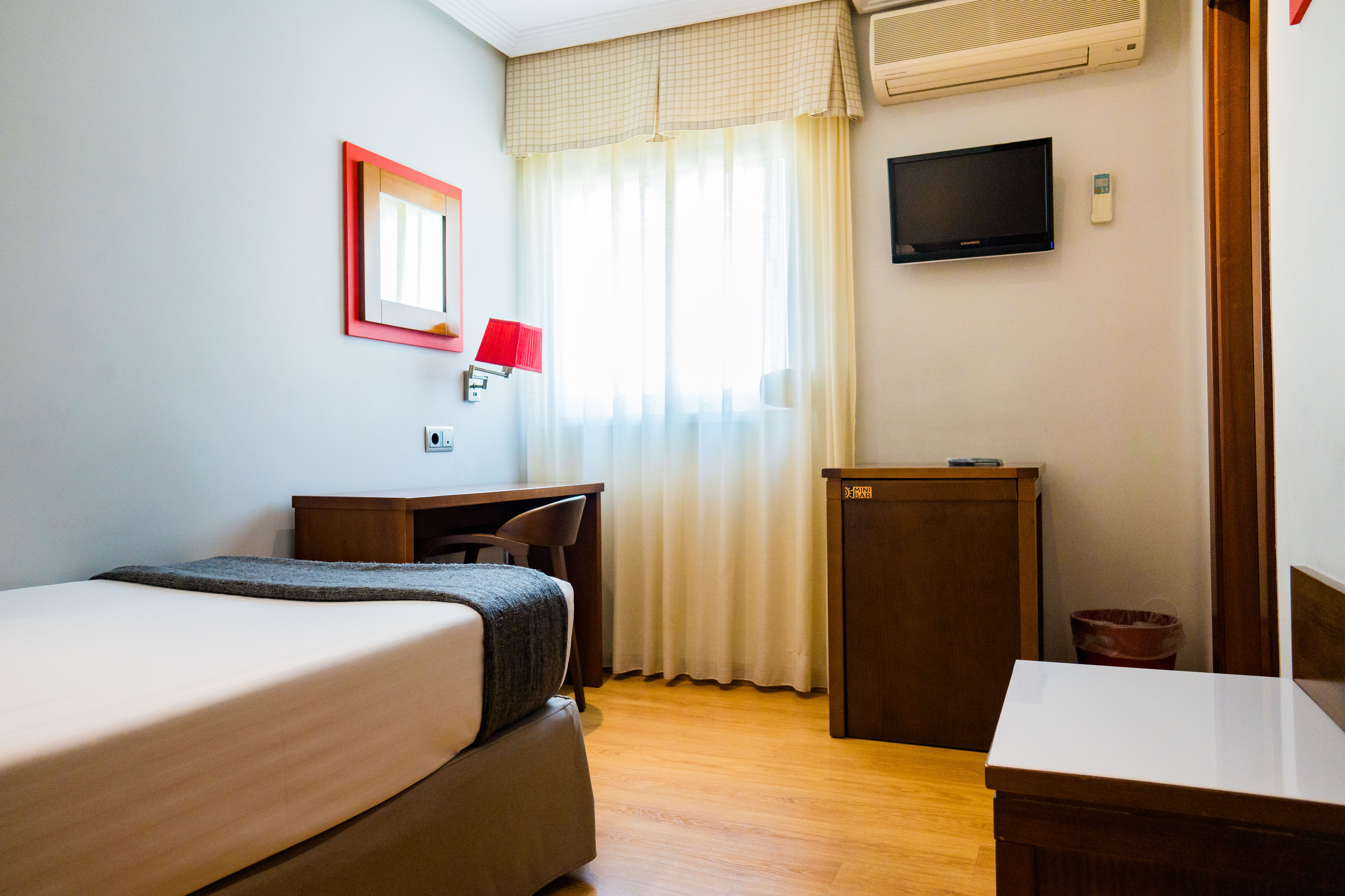 ROOM, SINGLE