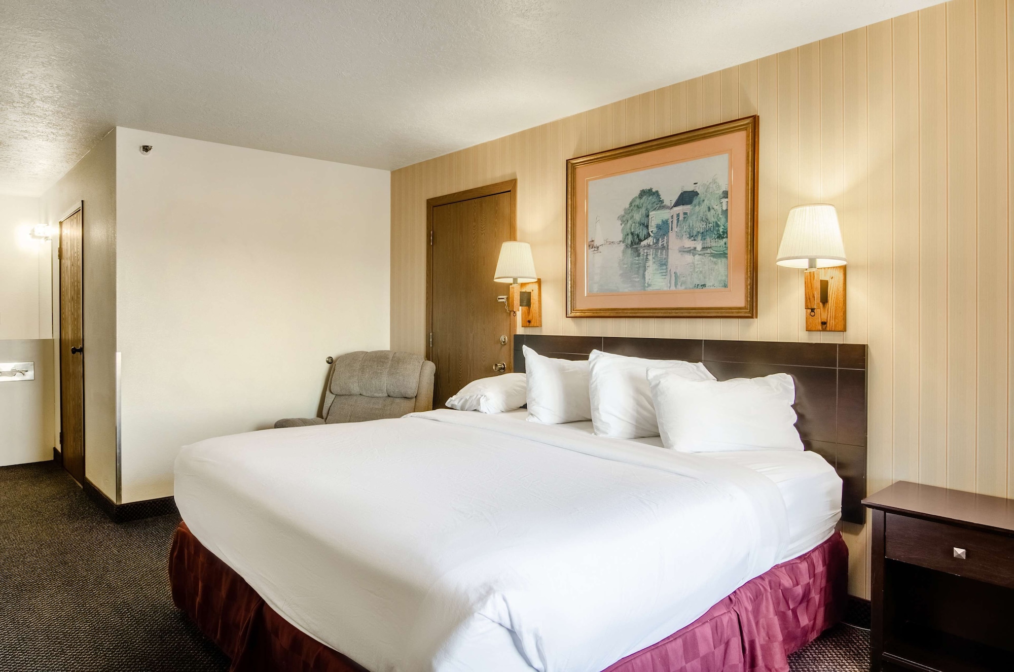 ROOM, KING BED, JETTED TUB