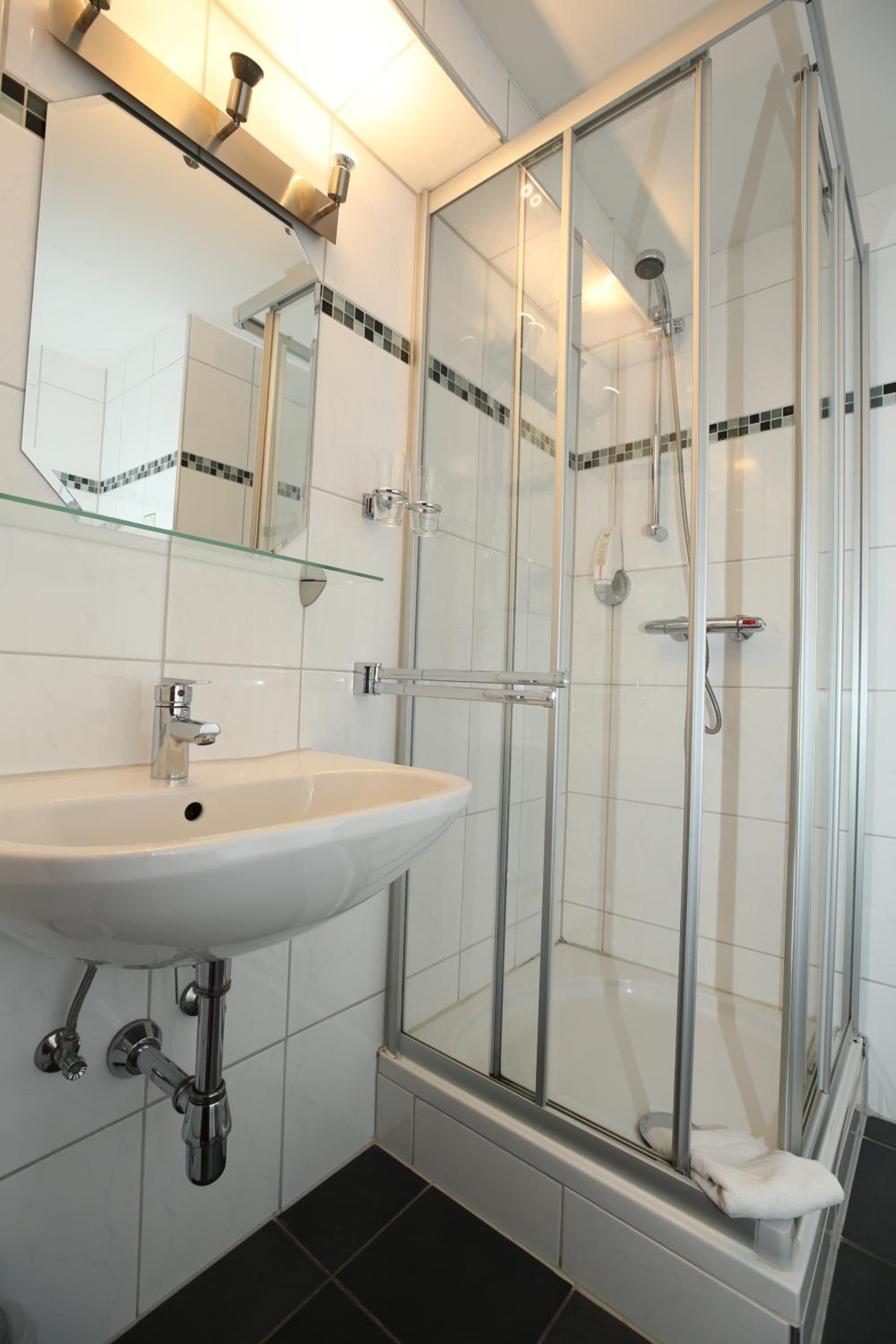 Economy, Double Bed, Alpenhotel Garfrescha 4/4