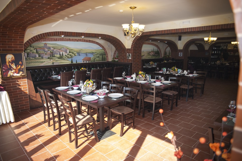 West Plaza Hotel 24/39