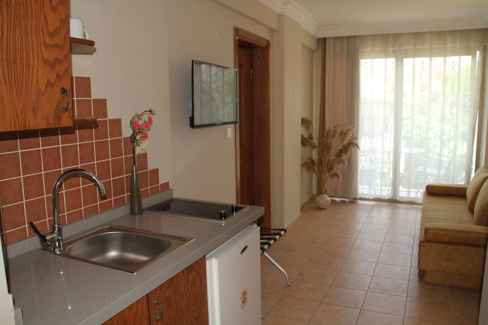 Rosy Suites Hotel 50/50