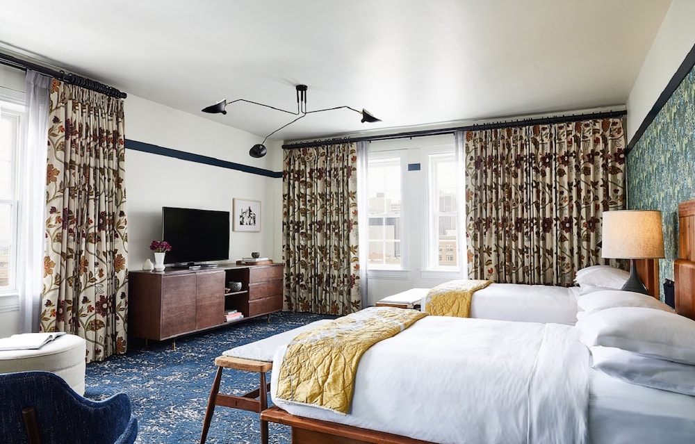 ROOM, DOUBLE BED, CORNER