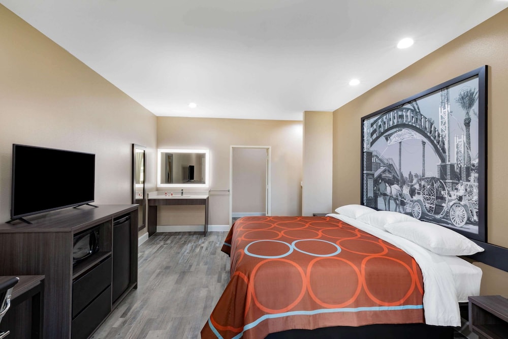 Super 8 by Wyndham Houston NW Beltway 8-West Rd 14/20