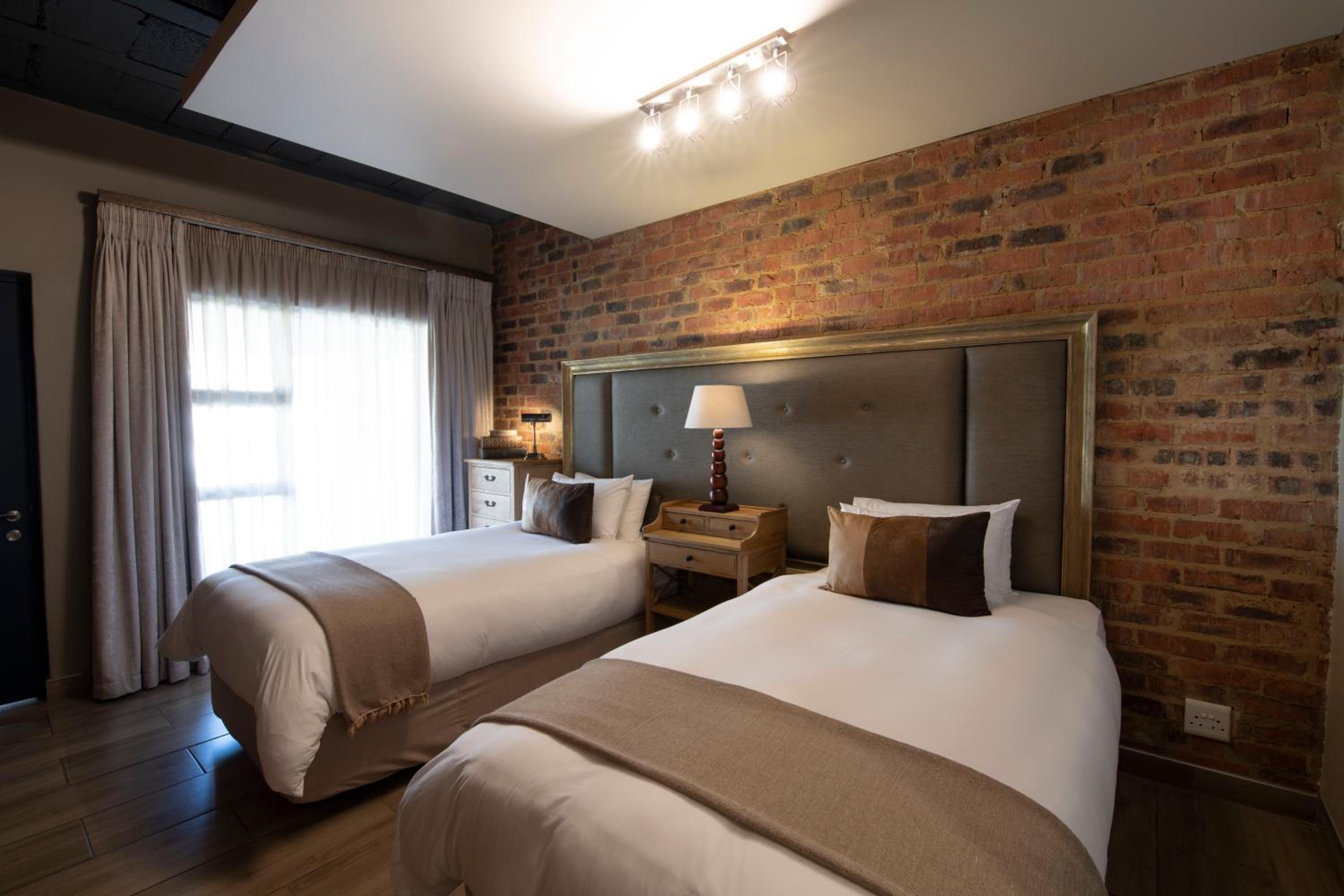 THREE RIVERS LODGE & VILLA ANNA SOPHIA 5/50