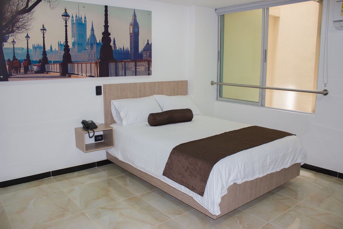 ROOM, DOUBLE BED