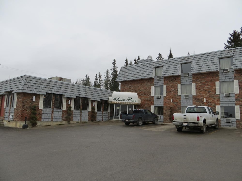 Twin Pine Inn & Suites 2/45