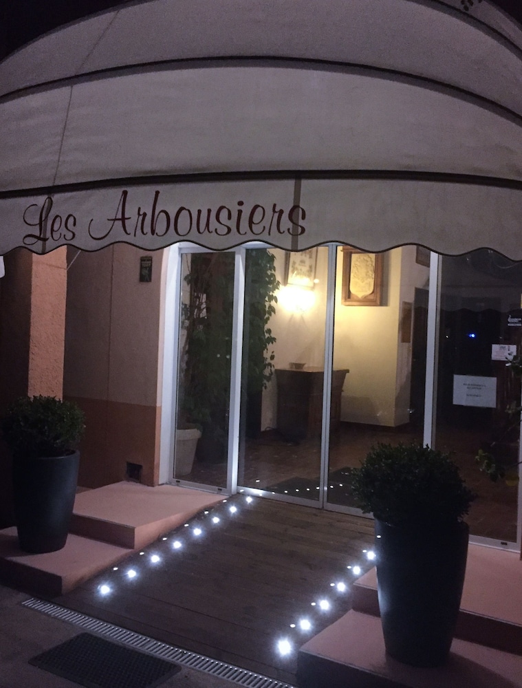 Hôtel Les Arbousiers 4/68