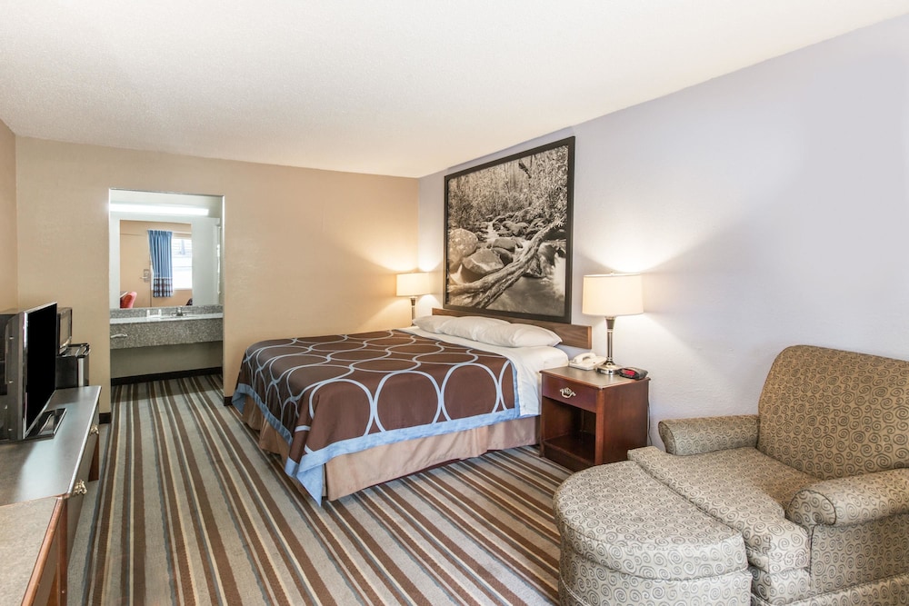 Super 8 by Wyndham Caryville TN 11/16