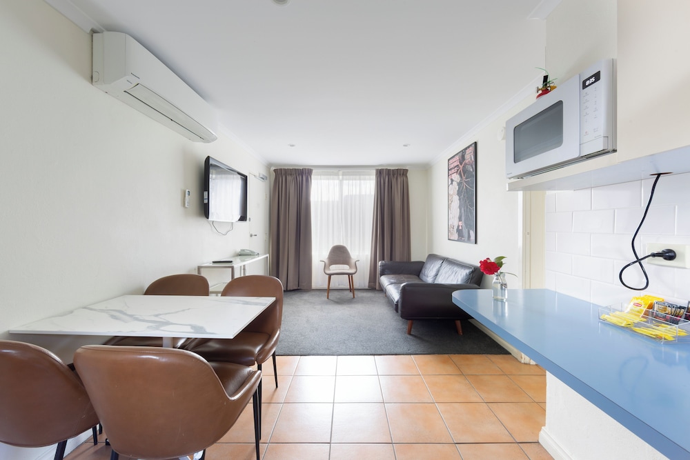 FORREST HOTEL AND APARTMENTS 25/68