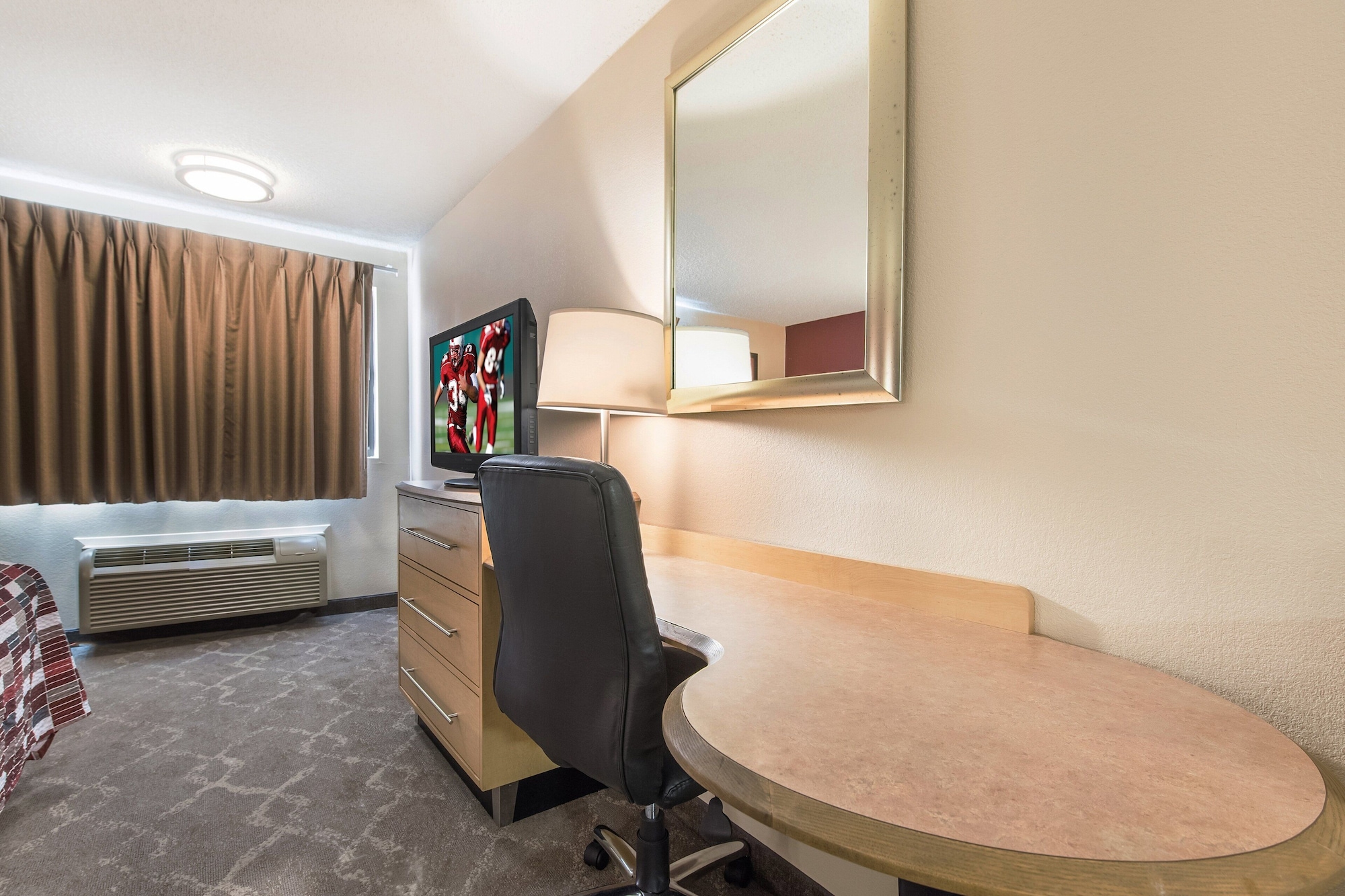 جناح بسرير كينج مع أريكة، Red Roof Inn Seattle Airport Seatac 5/5