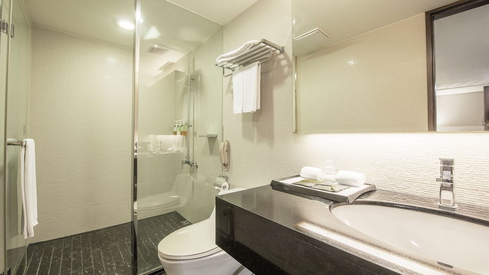 CHECK inn SELECT Taichung Dadun 43/48