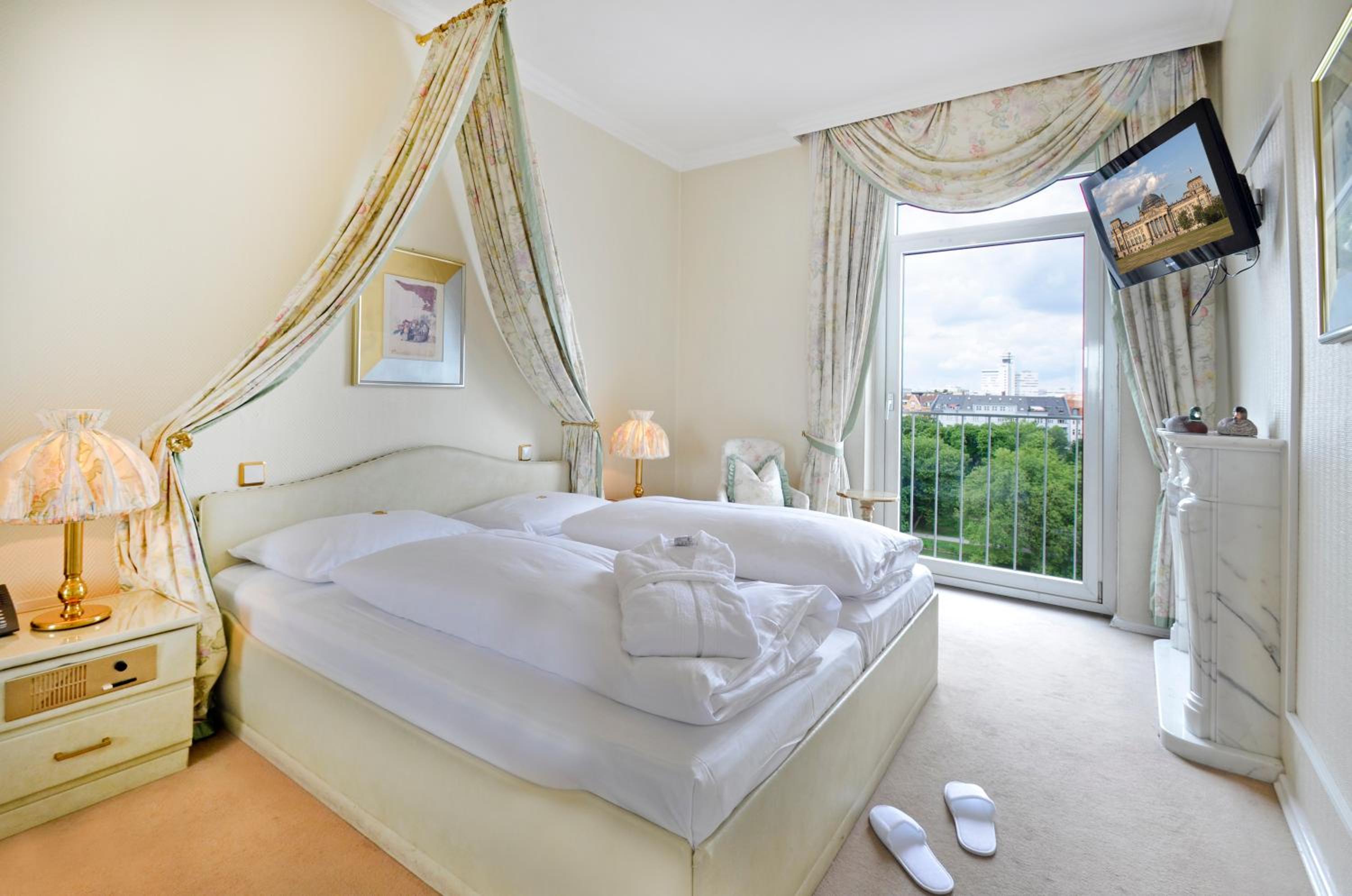 Suite, Lake View
