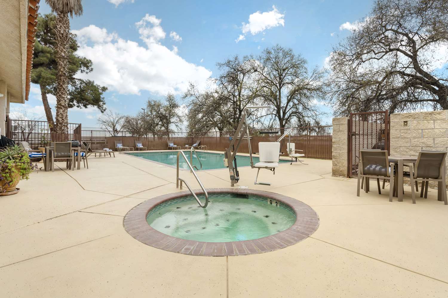 Best Western Visalia Hotel 51/55