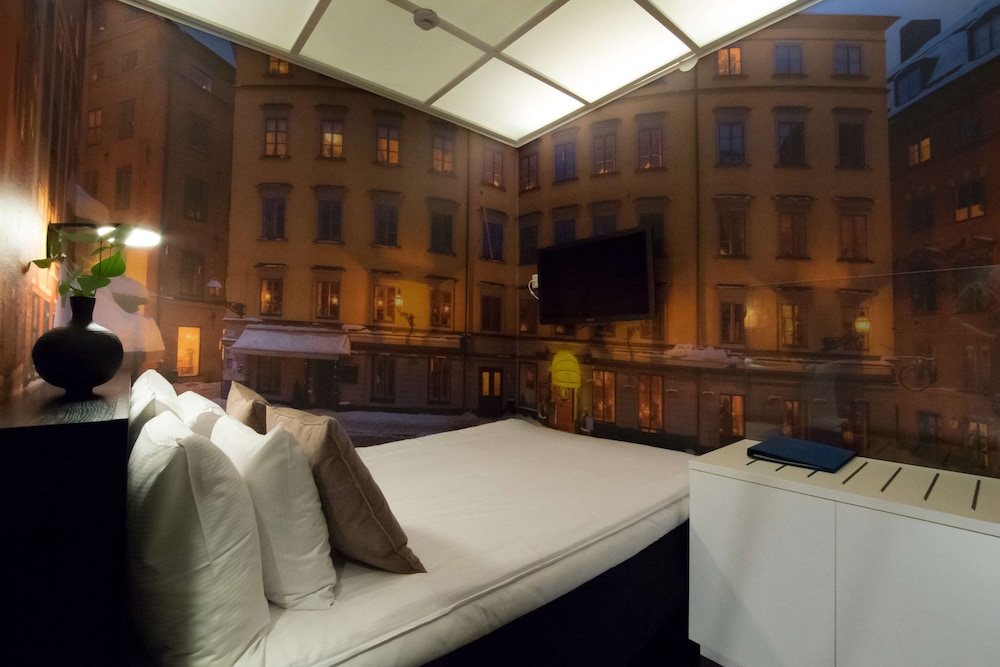 COMPACT, DOUBLE BED, NO WINDOW