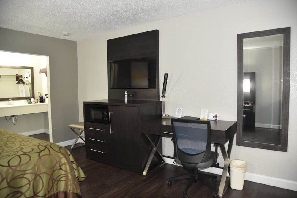 Days Inn By Wyndham Goose Creek 22/31