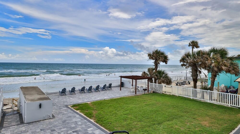 Driftwood Resort 65/70