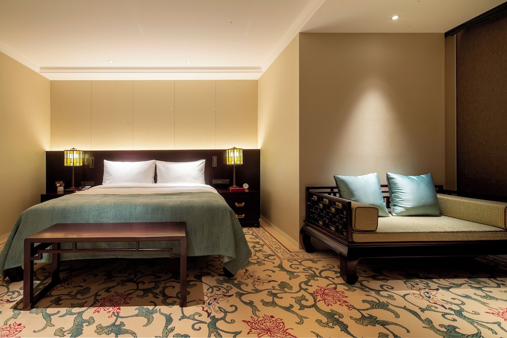 DELUXE, QUEEN BED