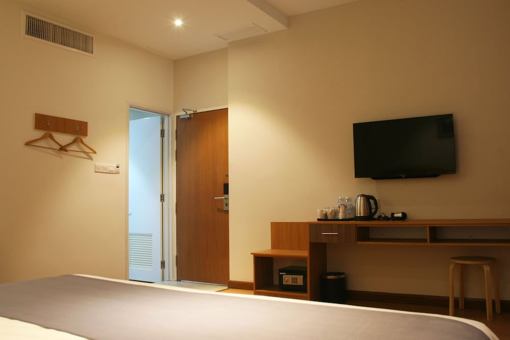 Ahyu Hotel 11/36