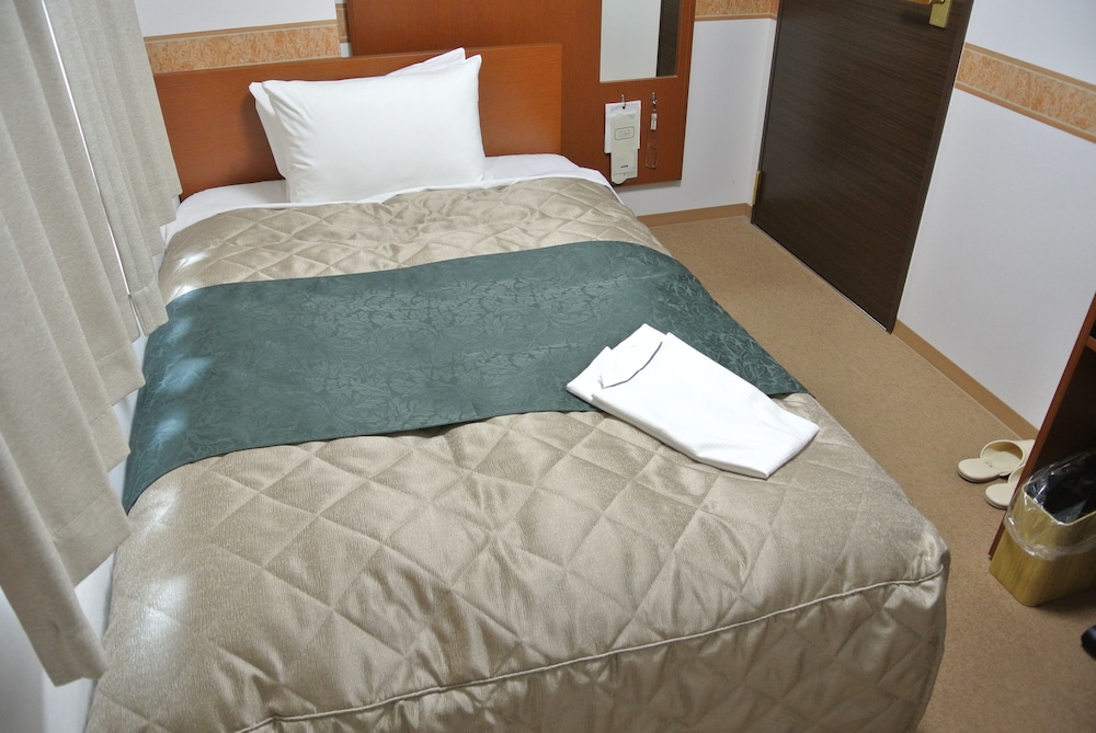 ROOM, SINGLE