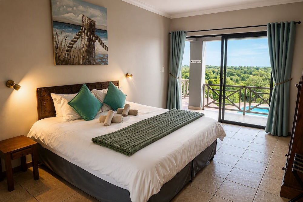 Downstairs, Queen Bed