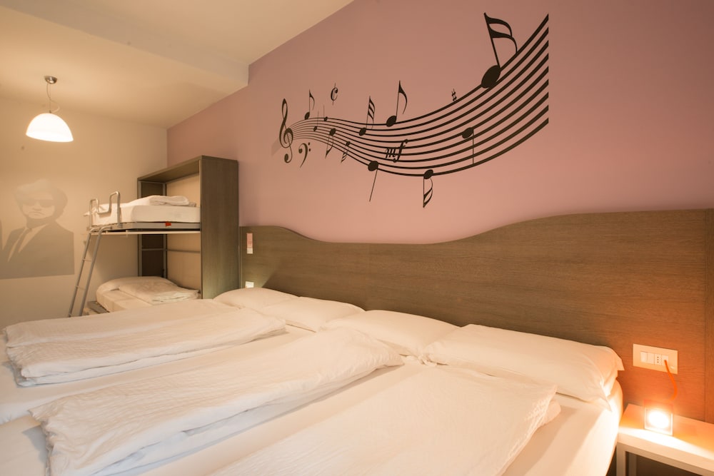 Hotel Nologo 35/72