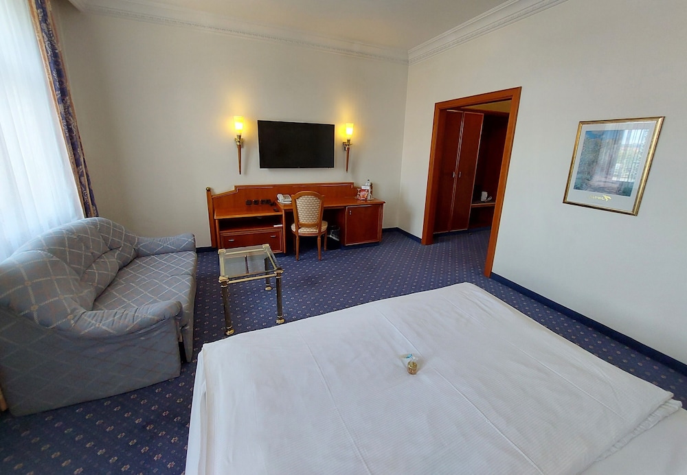 Bayerischer Hof Dresden 37/76