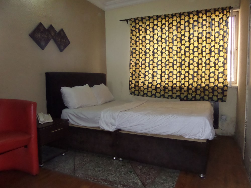 ROOM, SINGLE