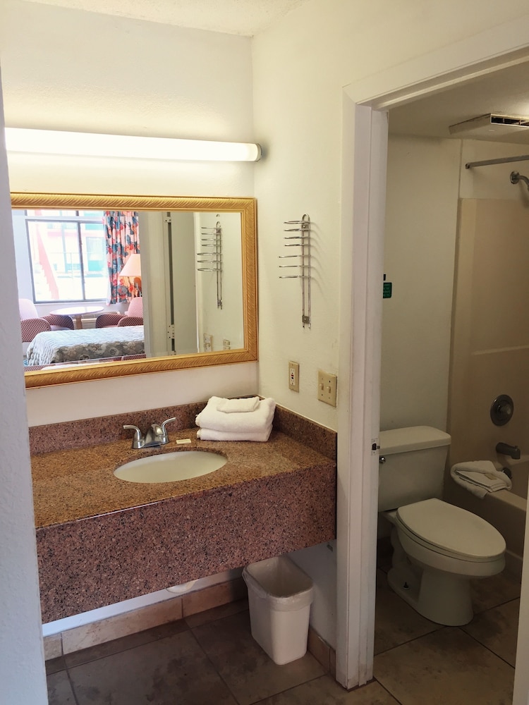 Ambassador Inn 25/32