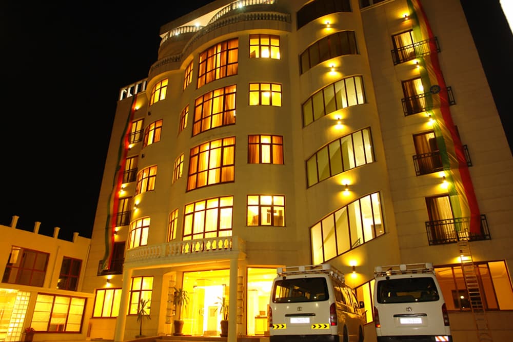 Tizeze Hotel 1/18